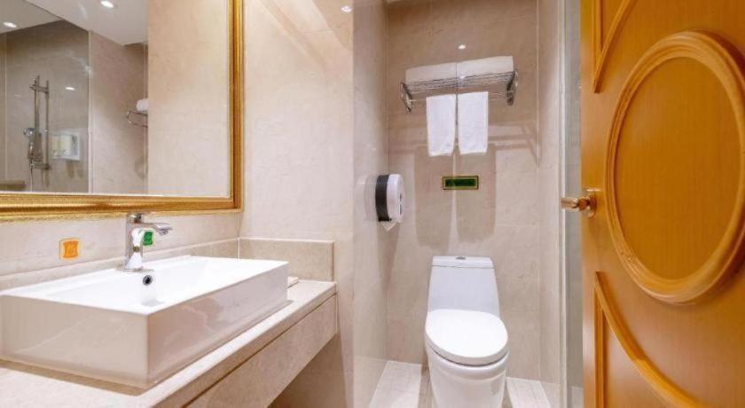 Vienna Hotel (Shenzhen Qinghu Metro Station) 52/54