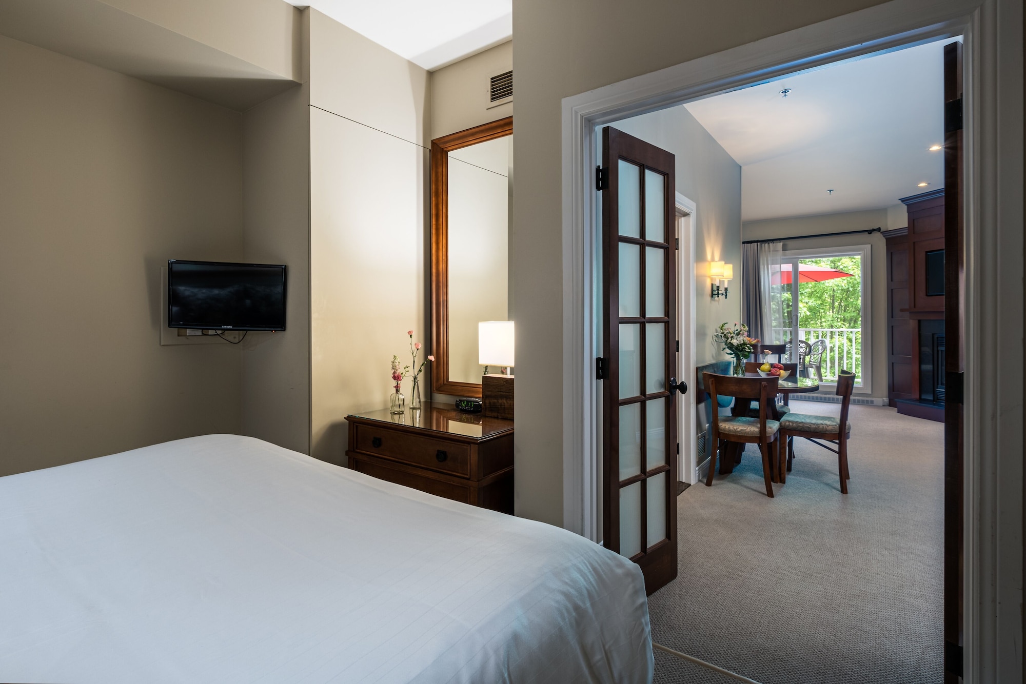 SUITE, KING BED, SOFA