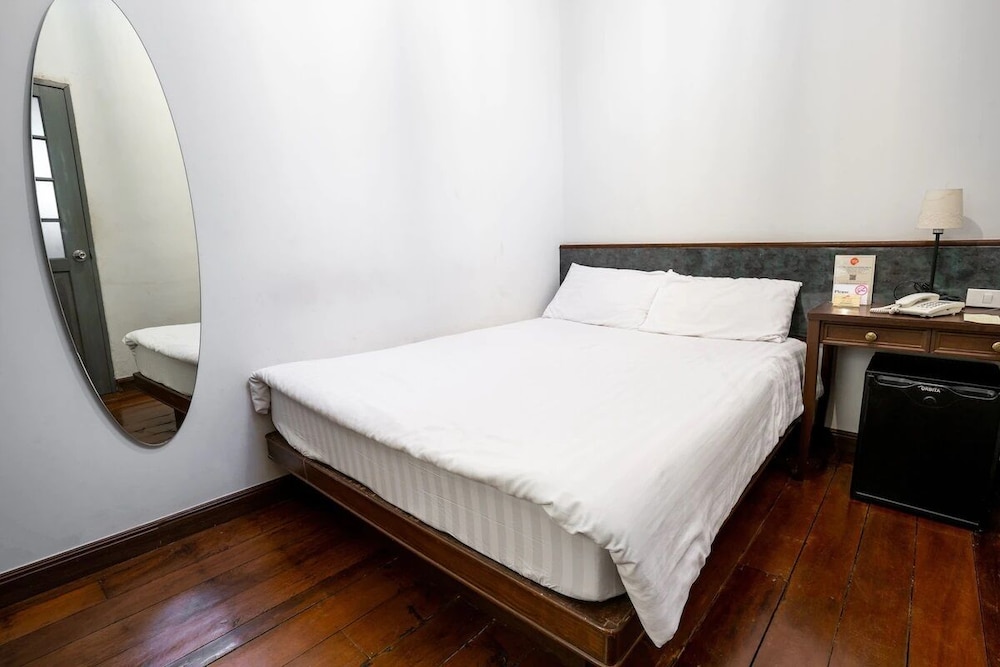STANDARD, QUEEN BED