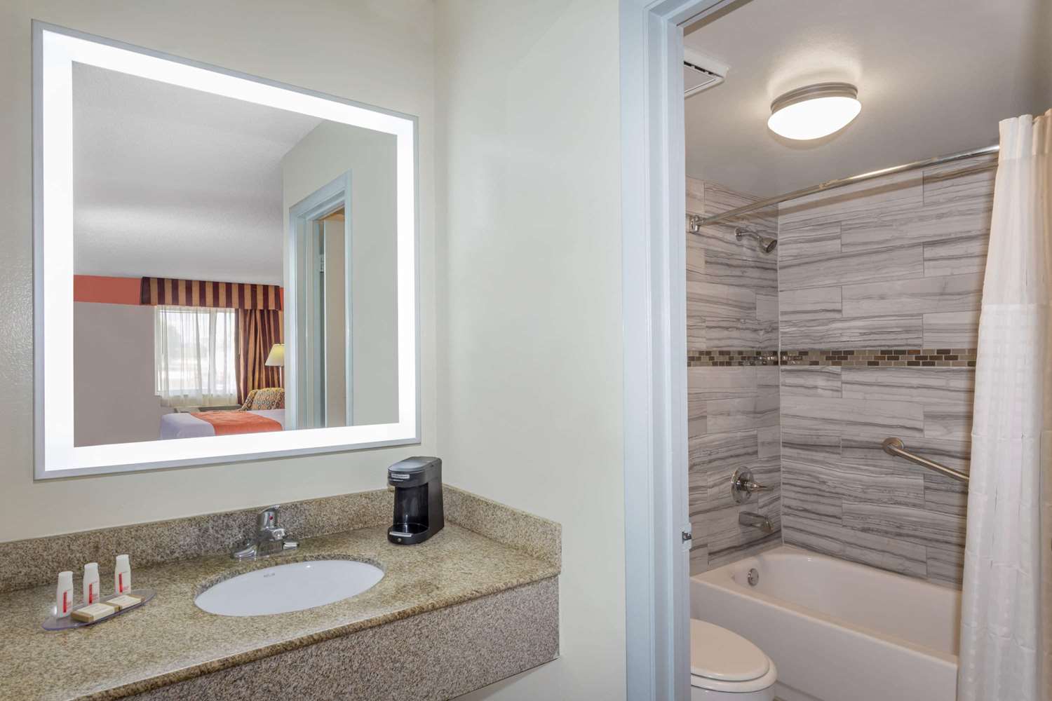 Howard Johnson By Wyndham Vero Beach/I-95 40/42