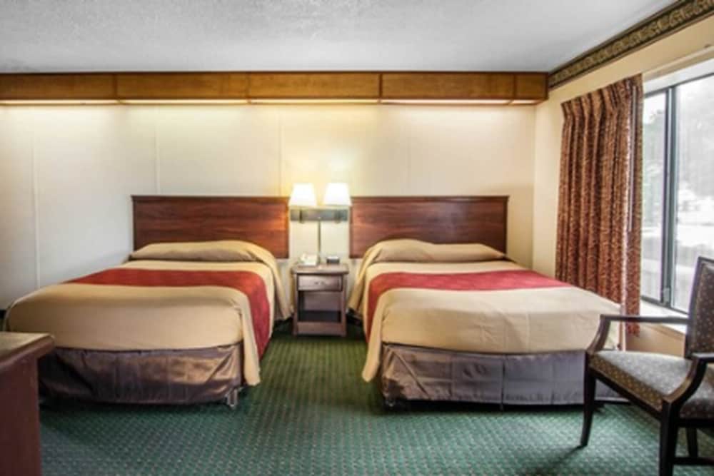 Econo Lodge Convention Center 8/39
