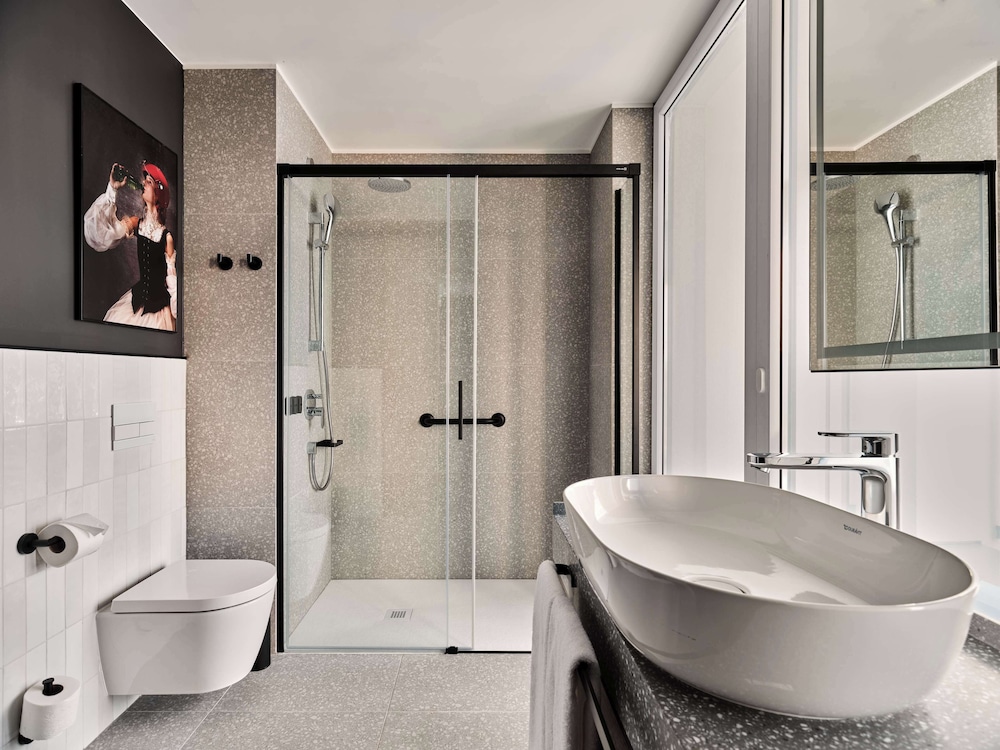 Radisson RED Hotel & Radisson RED Apartments, Krakow 50/50