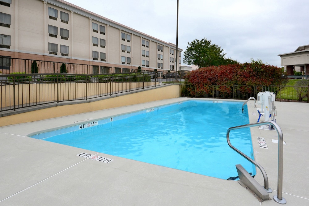 Holiday Inn Express & Suites Greensboro - (I-40 @ Wendover) 5/48