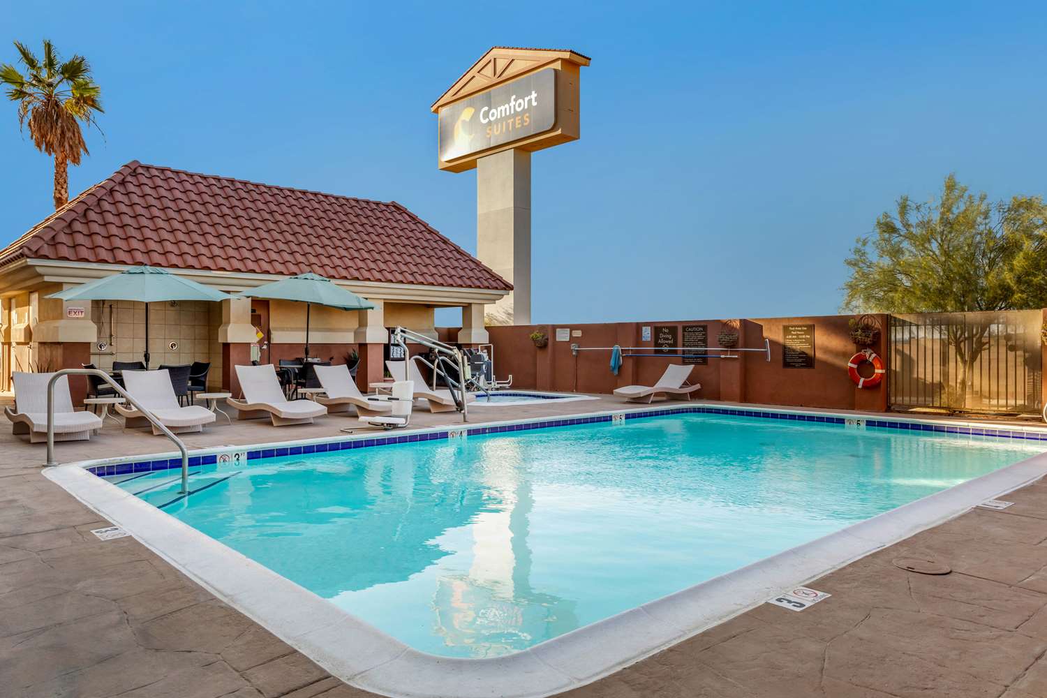 Comfort Suites Barstow Near I-15 7/51