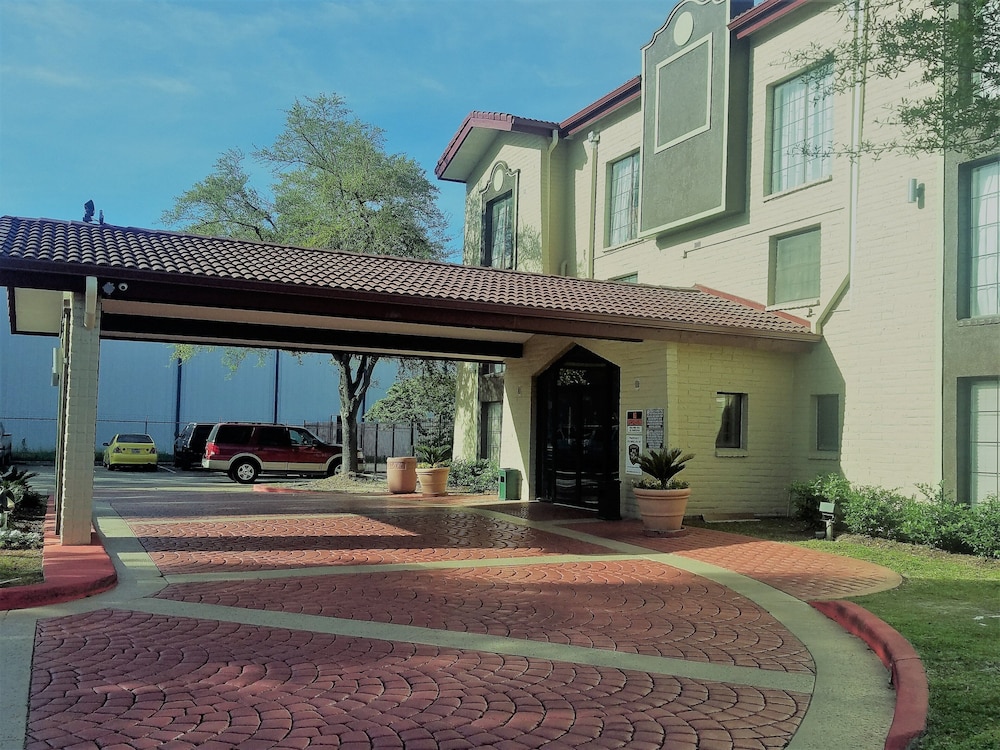 Red Roof Inn and Suites Houston Hobby Airport 7/24