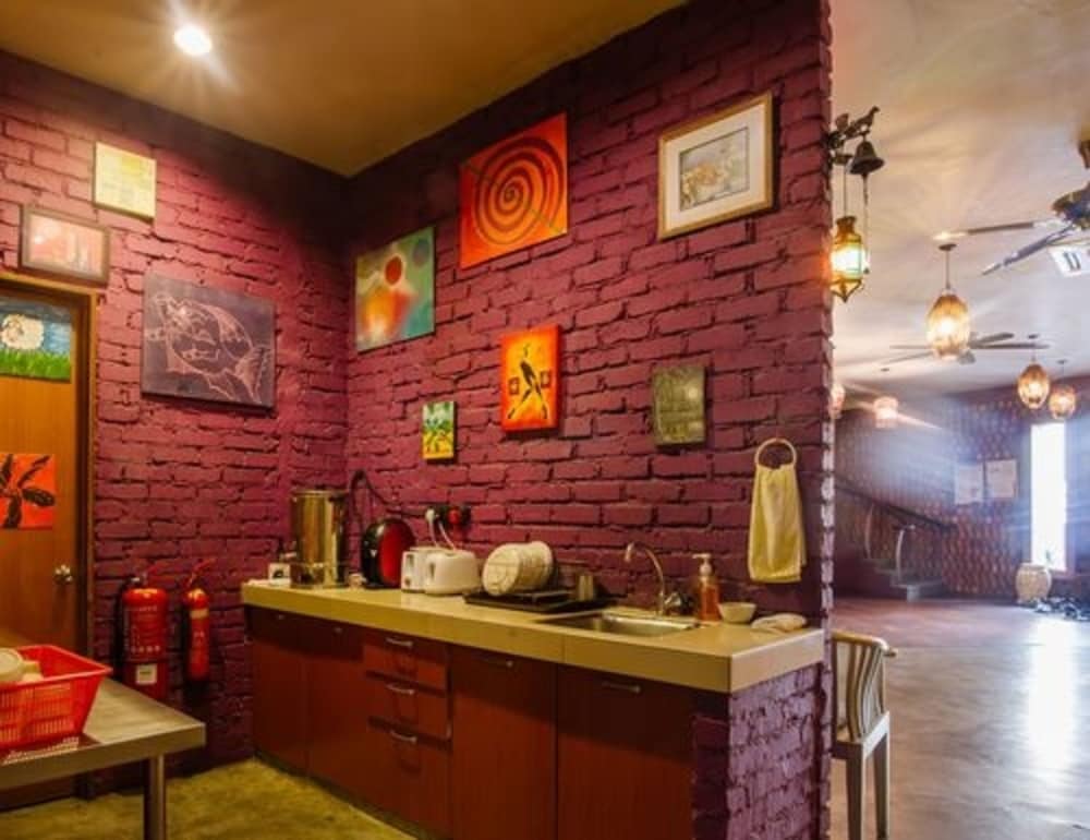 The Explorers Guesthouse and Hostel 35/60
