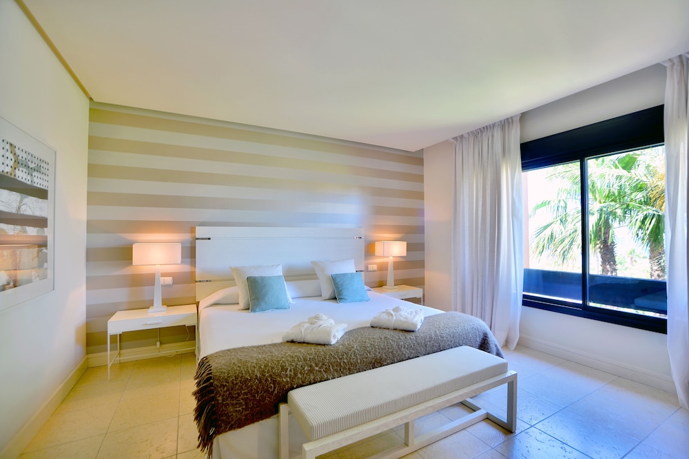 3 Bedrooms, Luxury, Apartment, 1 Double and 4 Single Beds, Private Pool