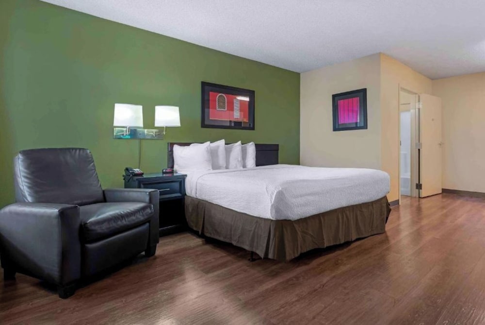 غرفة بسرير كينج بمطبخ لذوي الإعاقة، Studio 6 Extended Stay Sacramento Arden Way CA 2/7