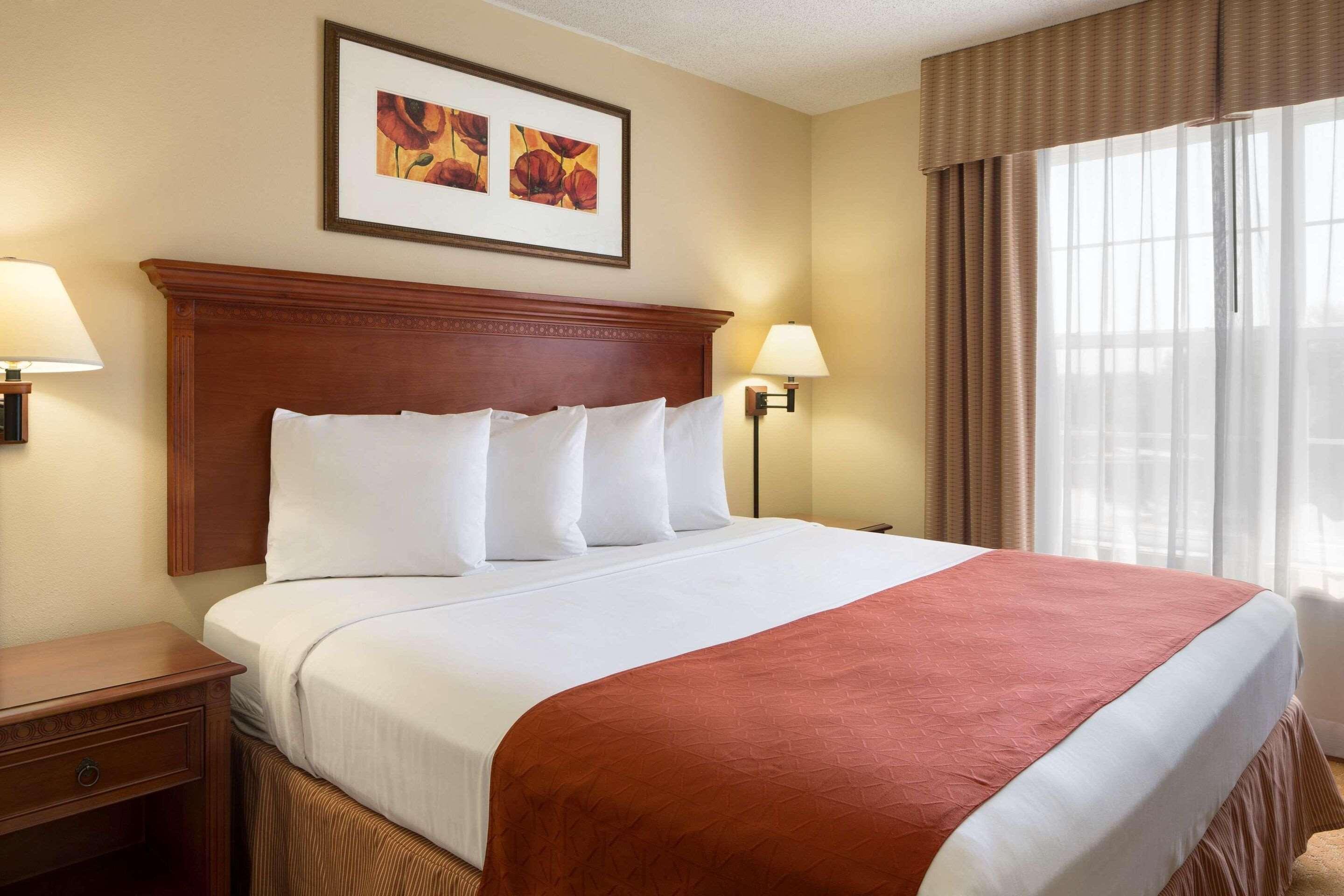 SUITE, KING BED