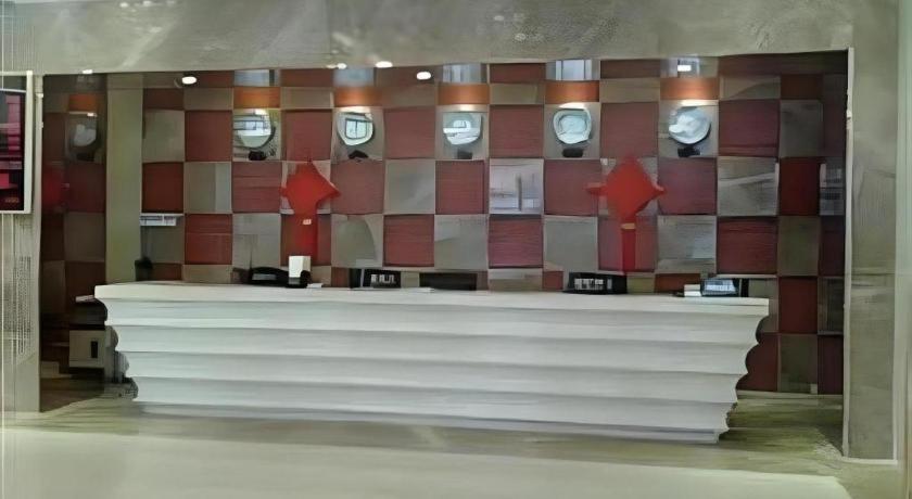 Vienna Hotel Huizhou (Huabianling Square Branch) 10/50