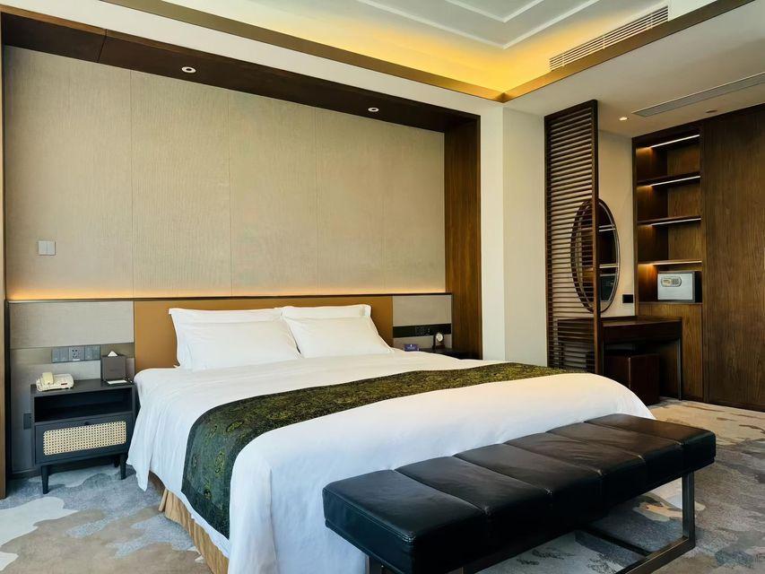 Ambassador, Suite