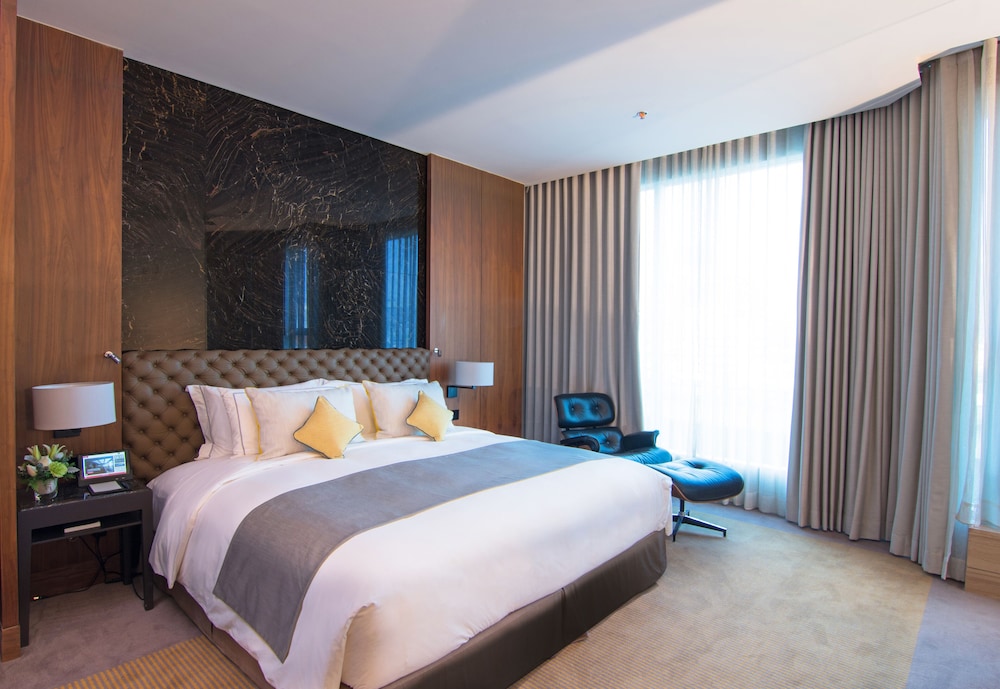 PREMIUM SUITE