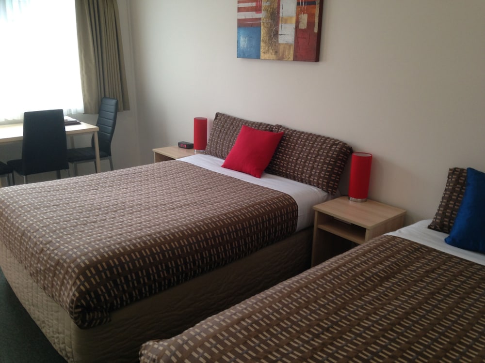 Beachcomber Motel And Apartments 14/63