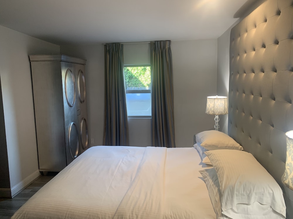 SUPERIOR, KING BED, ACCESSIBLE
