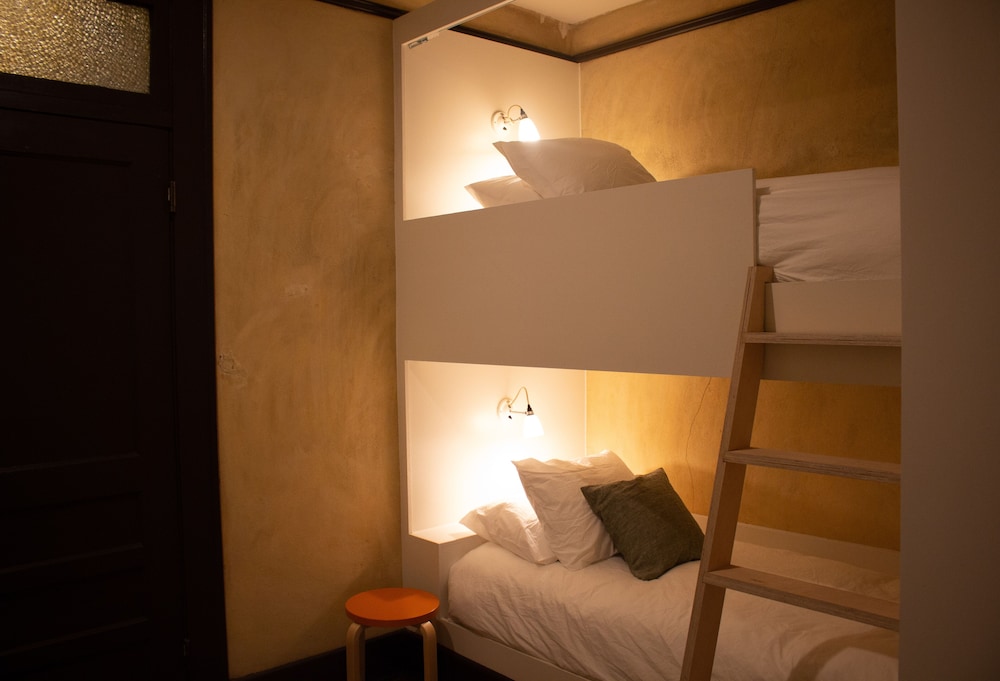 Travelers Hotel 23/39