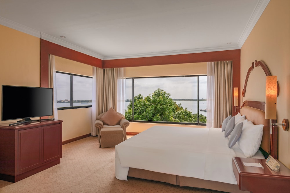 River, Executive, Suite, King Bed, Sofa, Cambodiana Hotel 5/9