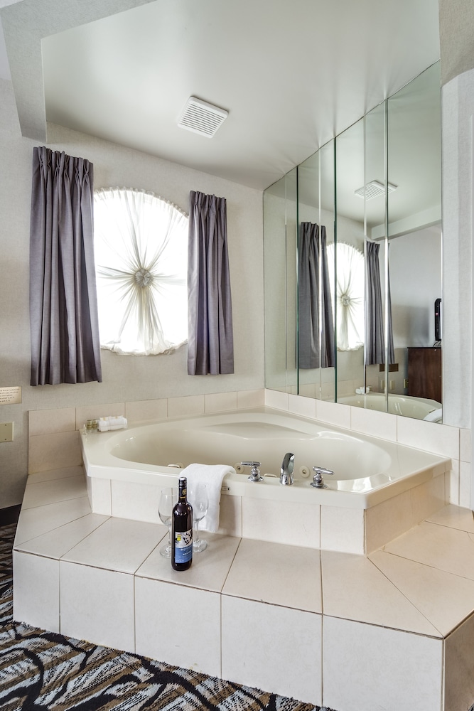 Monte Carlo Inn Oakville Suites 52/68