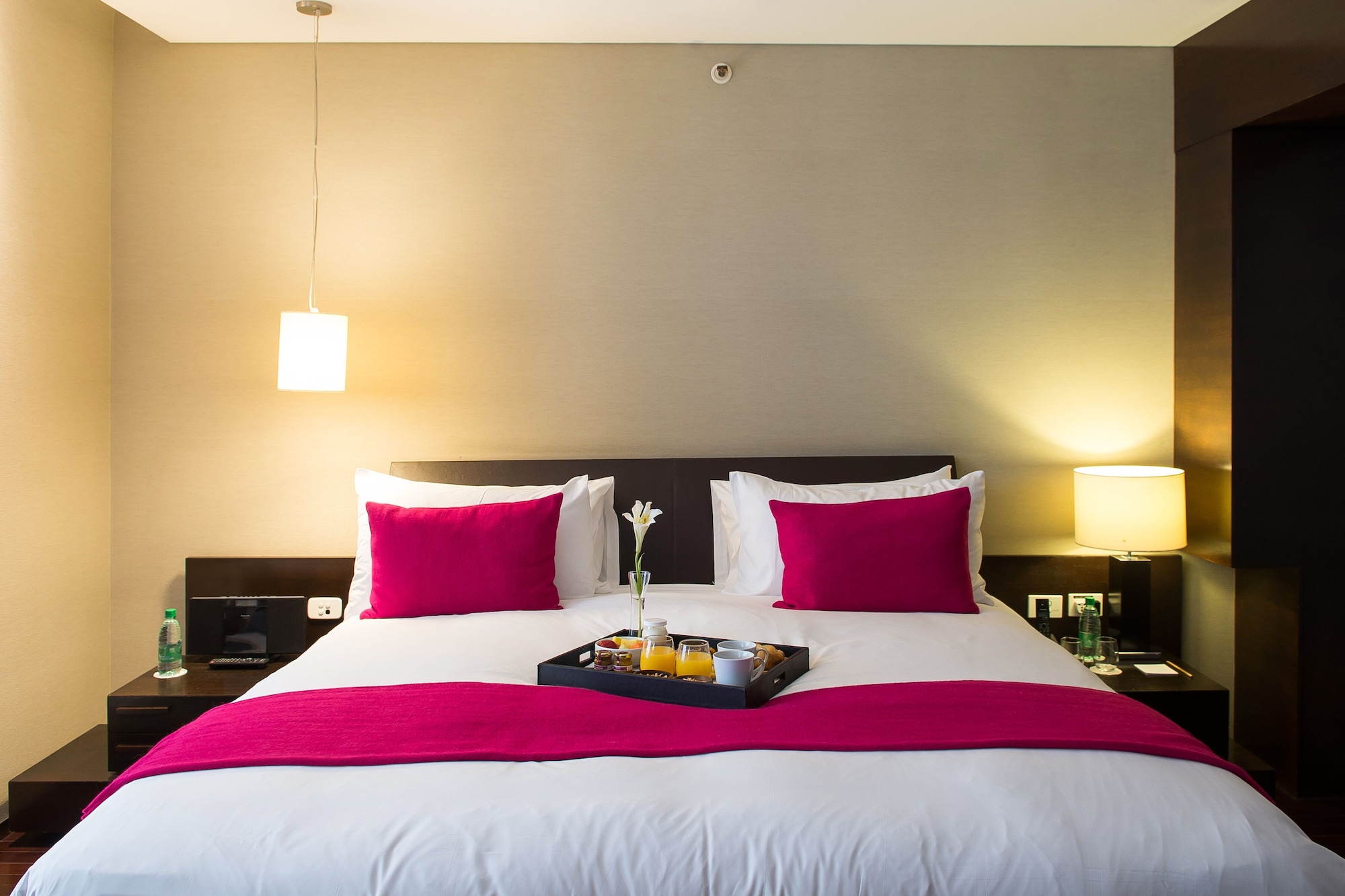 EXECUTIVE, KING BED