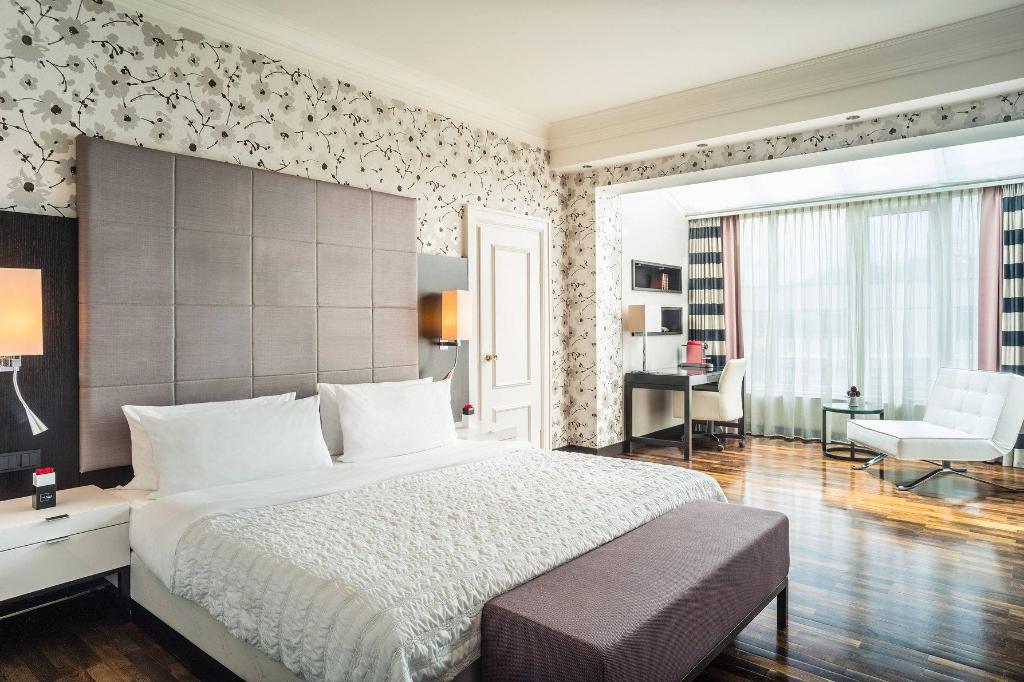 1 Bedroom, Diplomat, Suite, King Bed, City View, Large, Top Floor