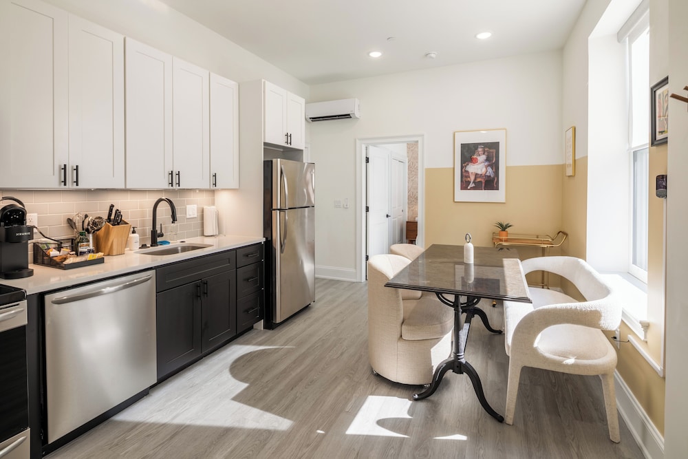 Sosuite at French Quarters - Rittenhouse Square 50/50