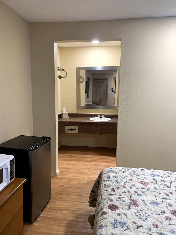 OYO Blue Star Inn 23/65