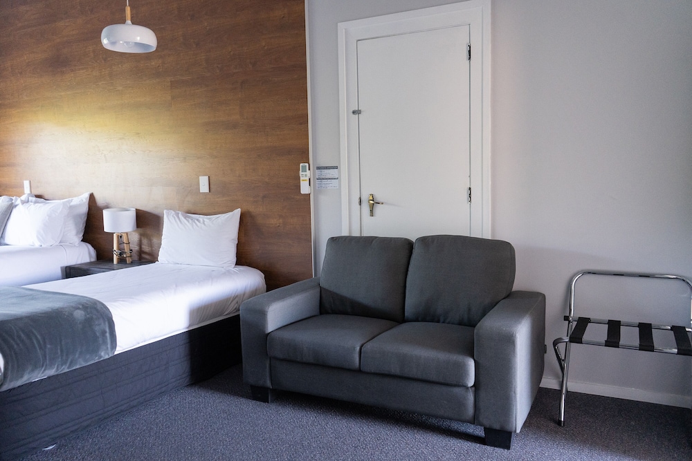 BURWOOD MANOR MOTEL 43/50