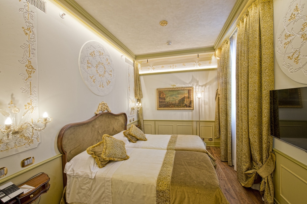 Hotel Monaco & Grand Canal 24/50
