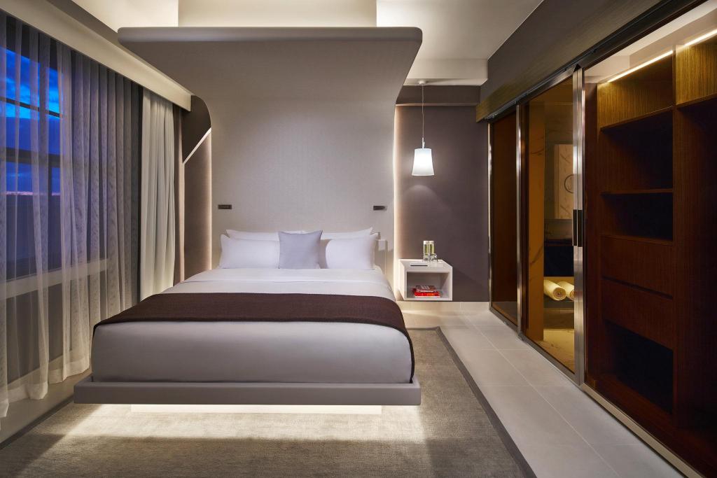 Monument, Suite, King Bed