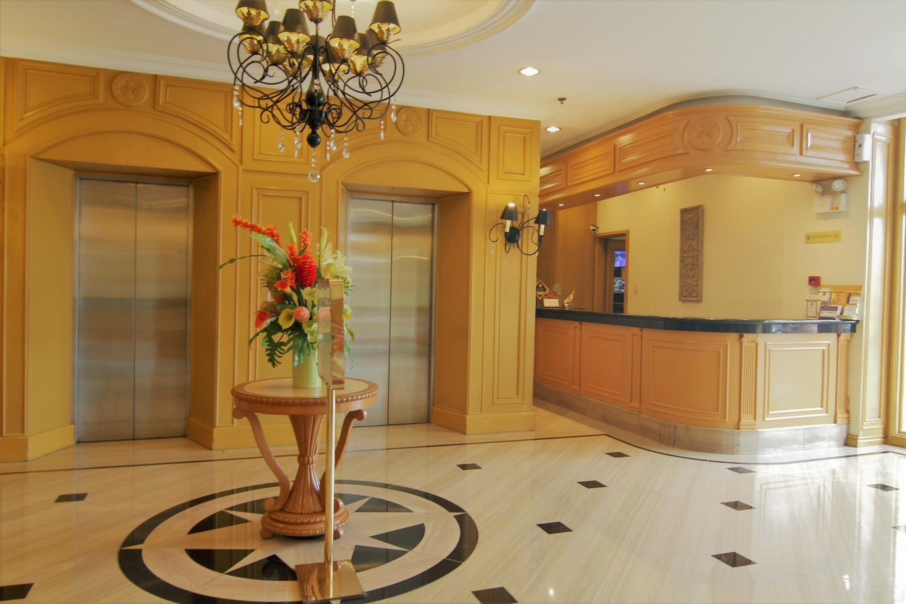 The Grand Dame Hotel 10/92