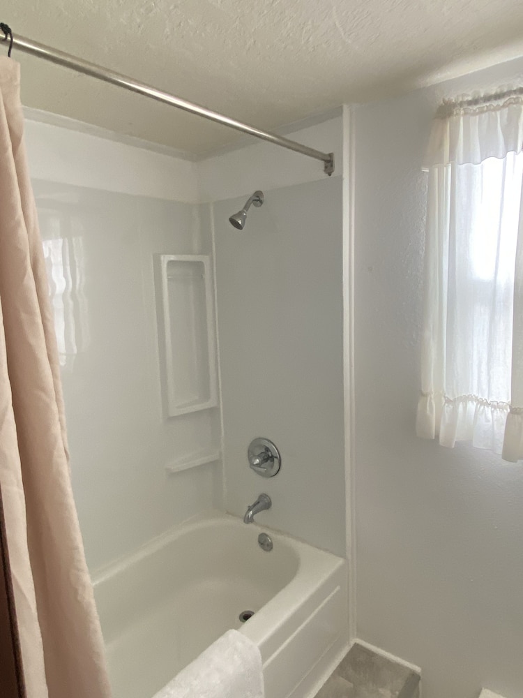 جناح بسرير كينج مع أريكة، Sprague Motel and RV Park 5/6