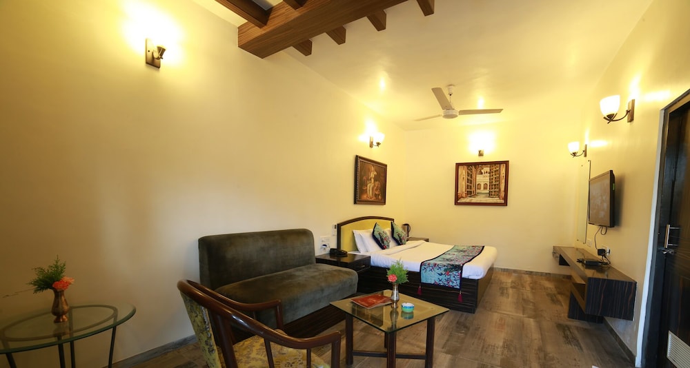 HOTEL KARNAVATI 30/50