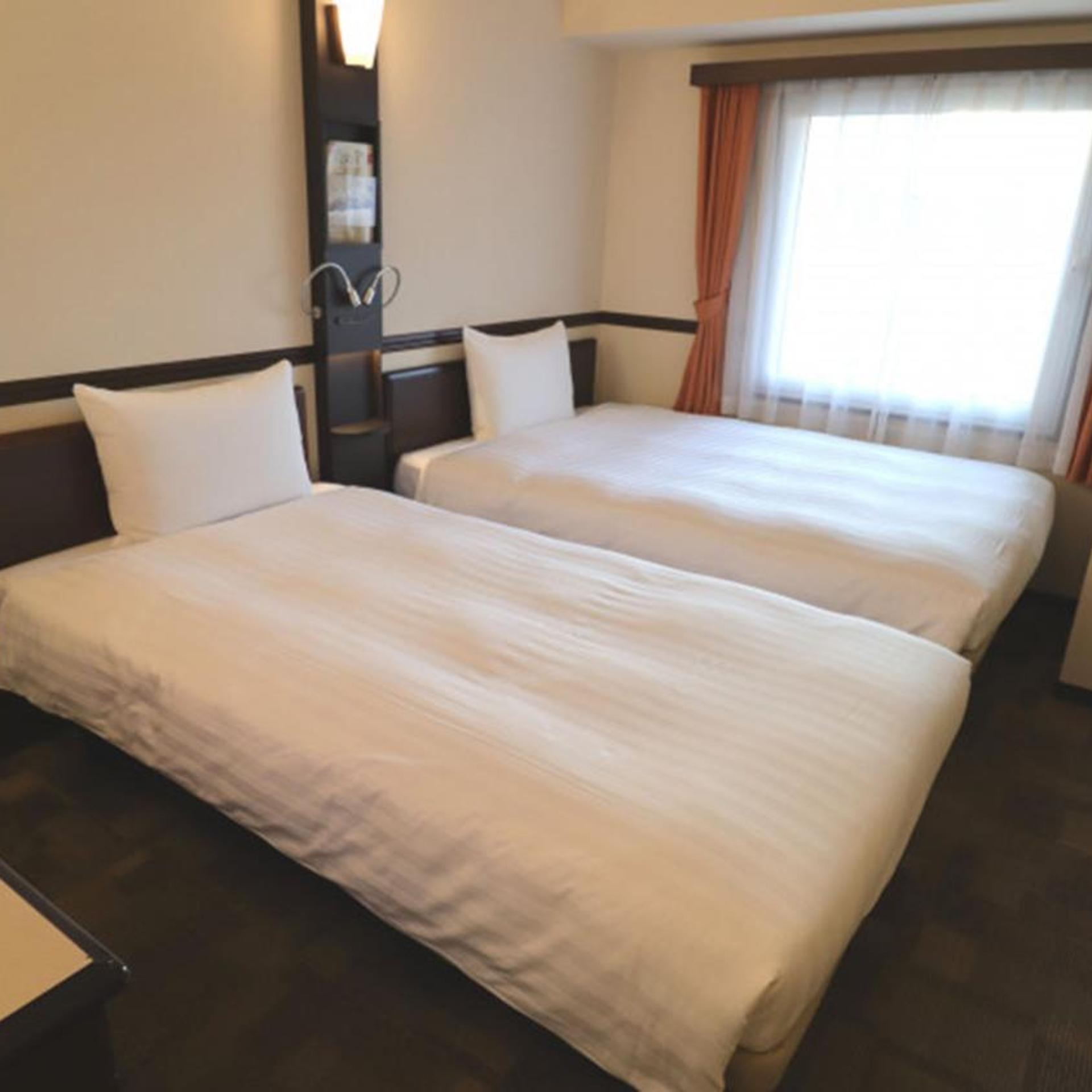 Family, Twin Beds, Smoking