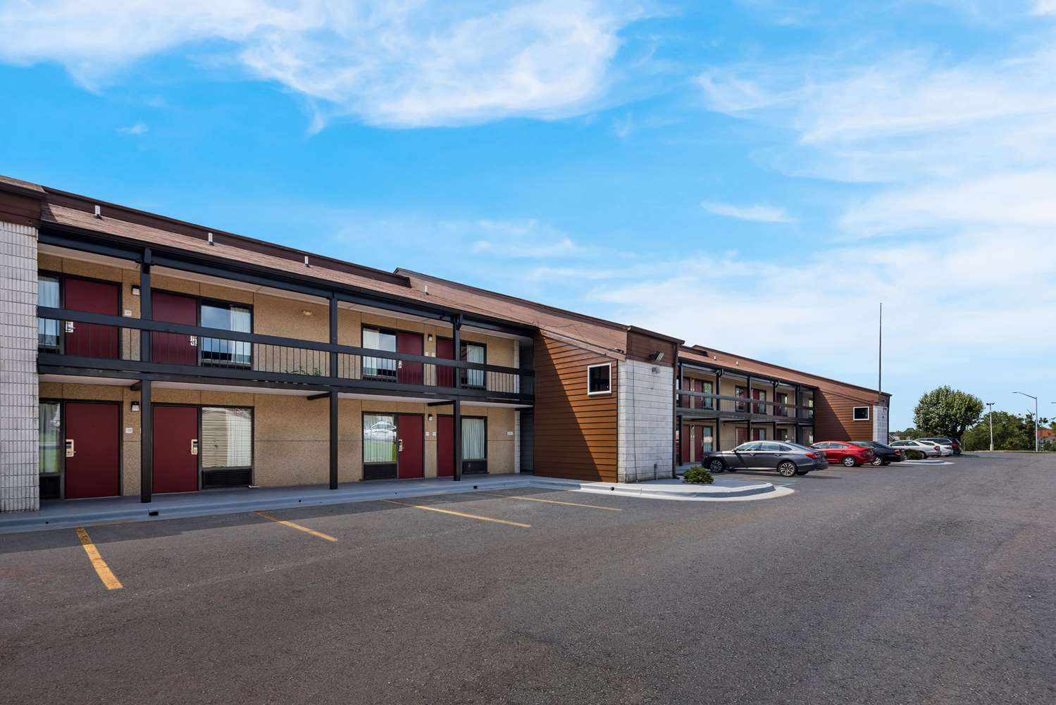 Econo Lodge Madison Airport 14/20