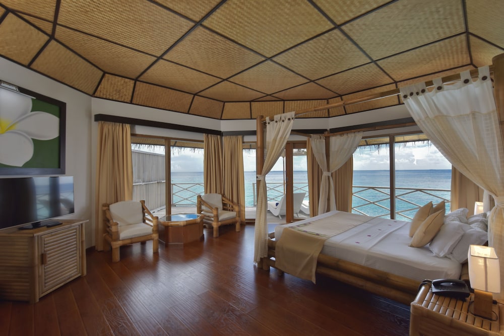 Angaga Island Resort And Spa 9/57