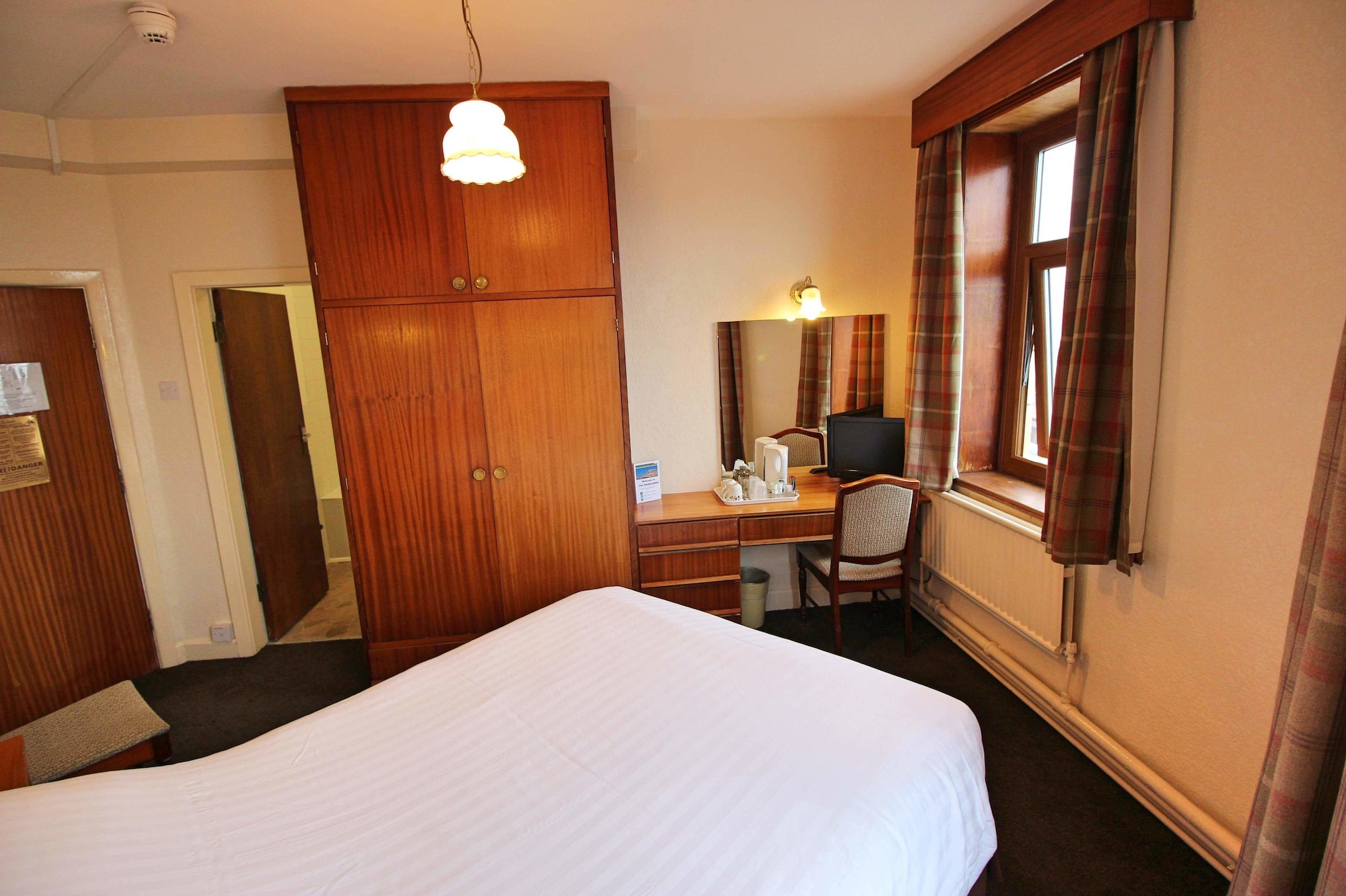 ROOM, DOUBLE BED