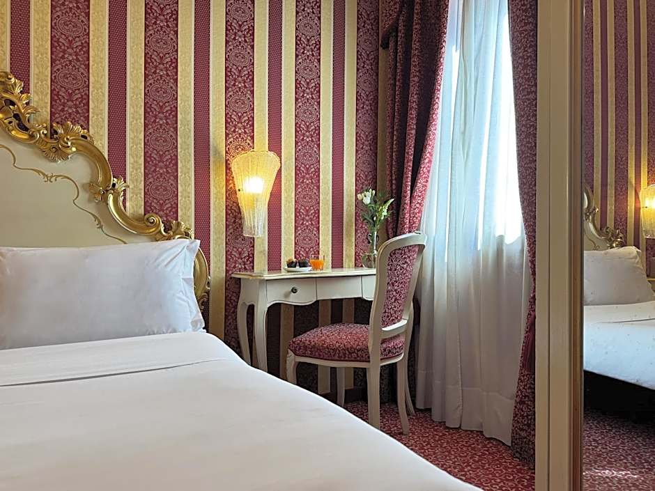 غرفة بسرير مزدوج أو سريرين منفصلين، Hotel Alcyone 2/4