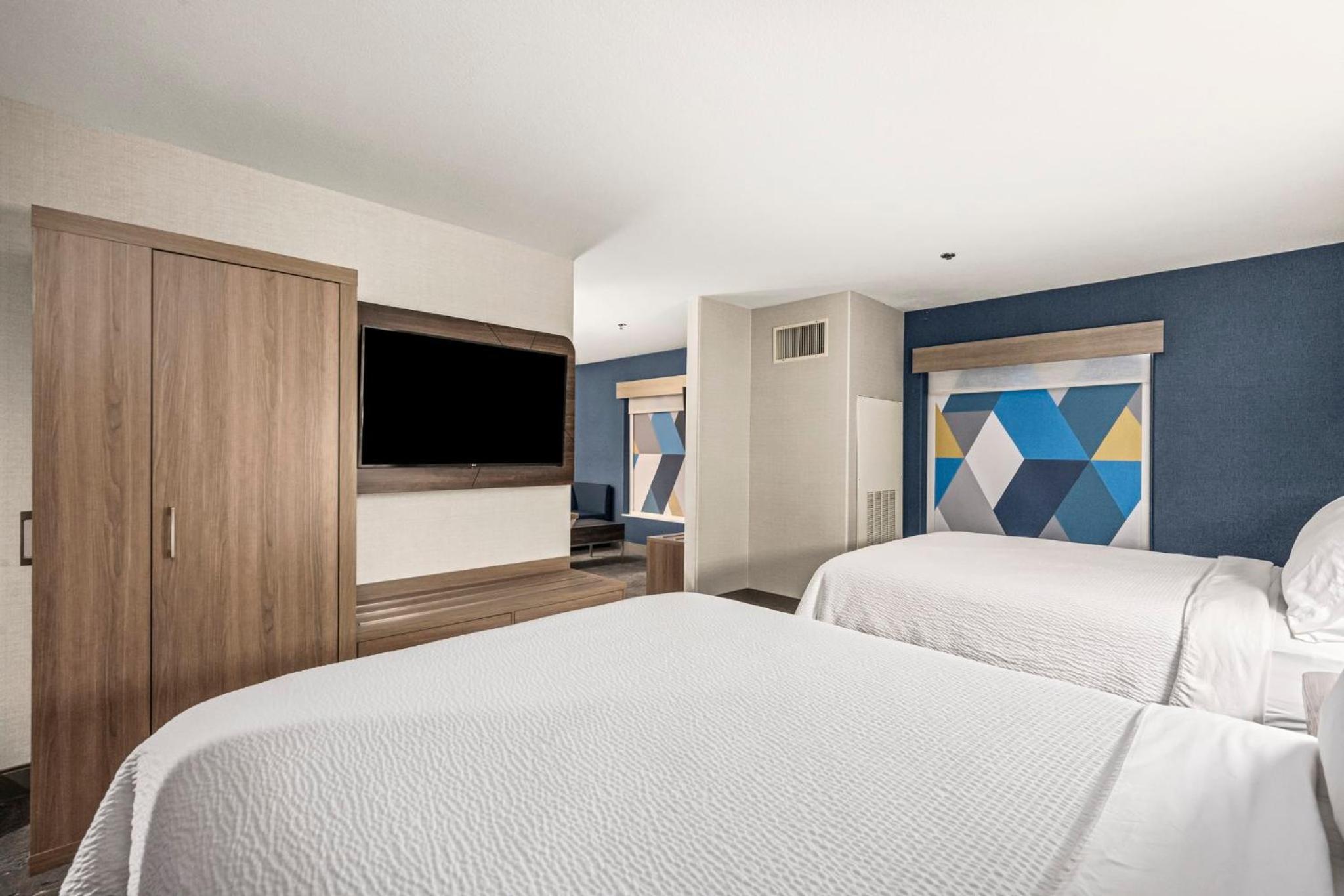 Executive, Quadruple, Queen Bed
