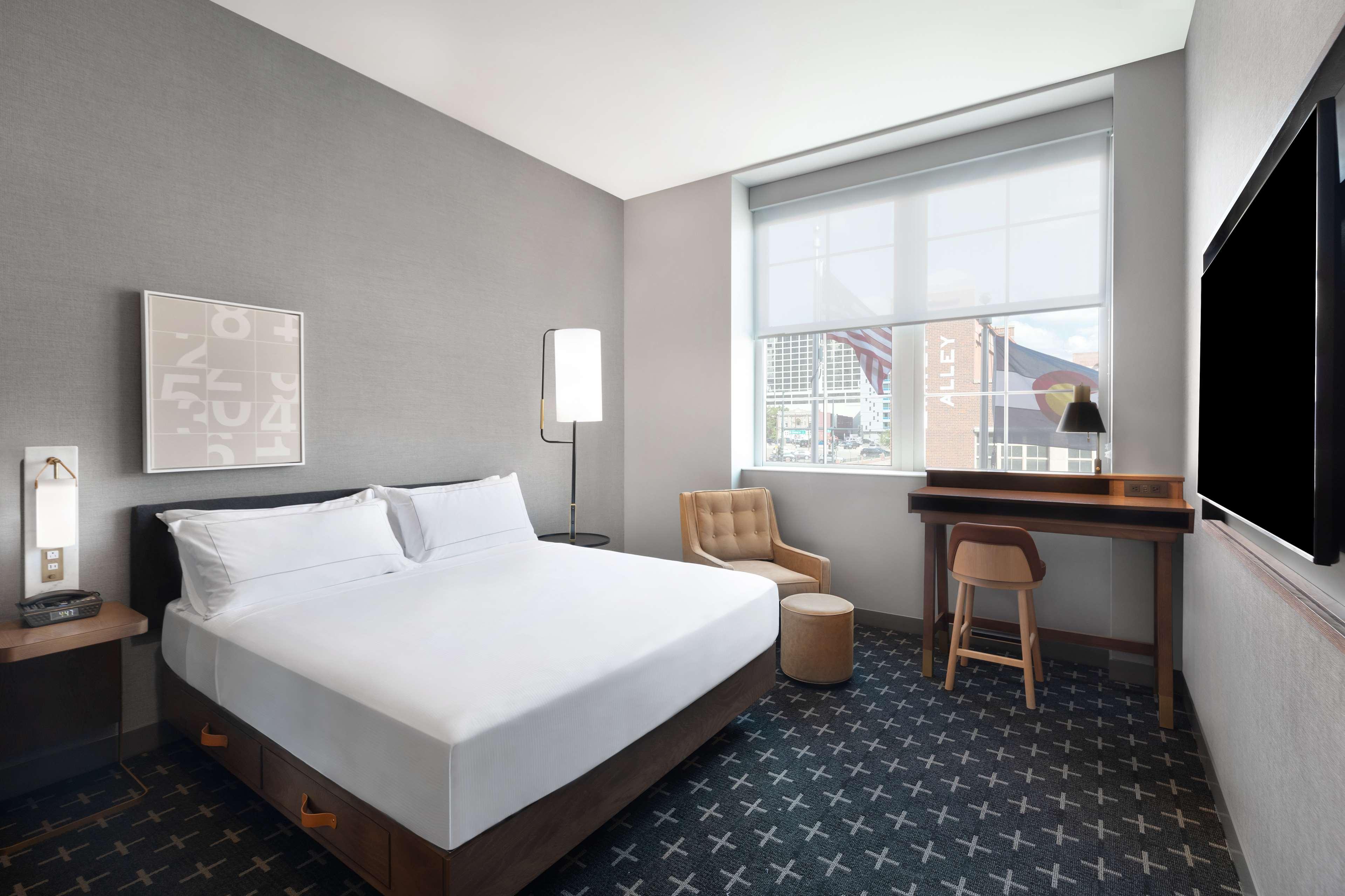 GUEST ROOM, KING BED, CORNER