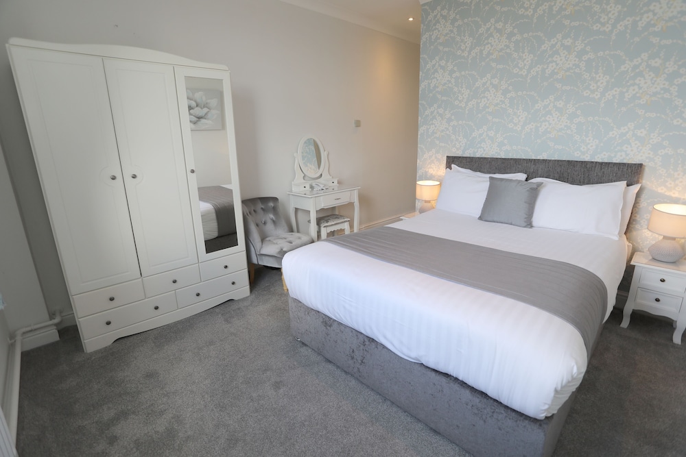 The Beaches Hotel 38/100