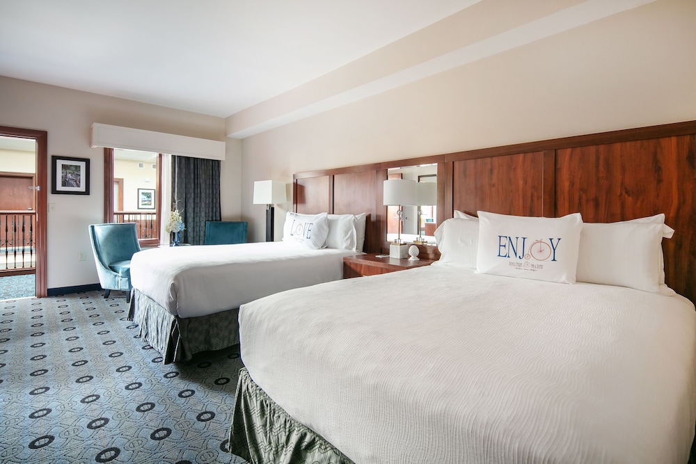 Atrium, Street, 2 Queen Beds