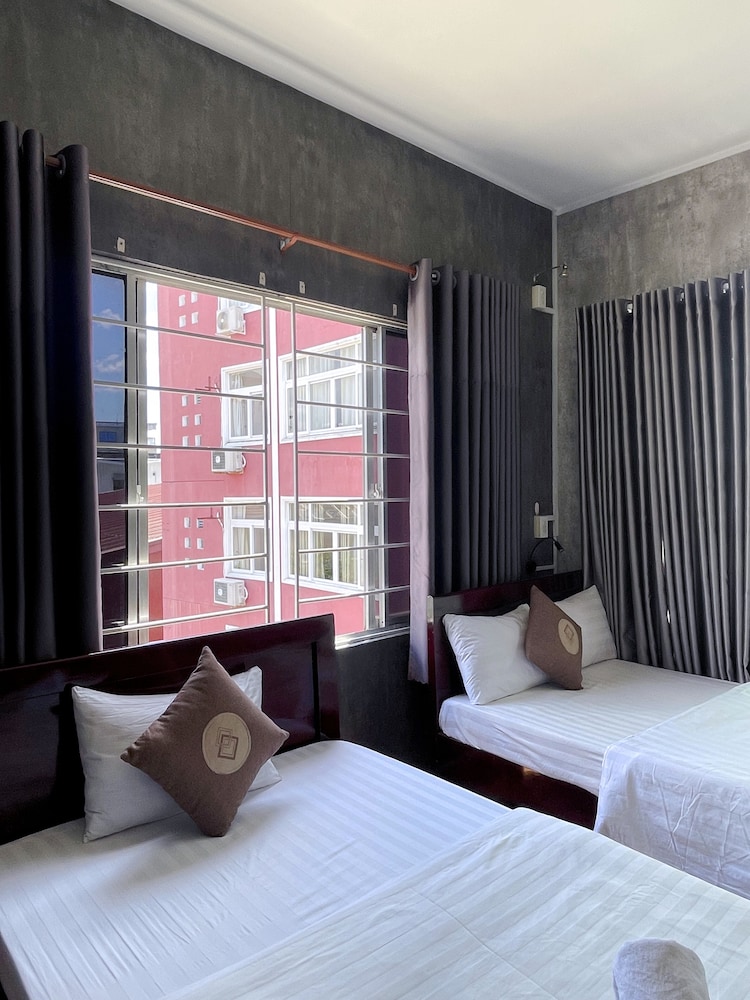 SUPERIOR, TWIN BEDS, CITY VIEW