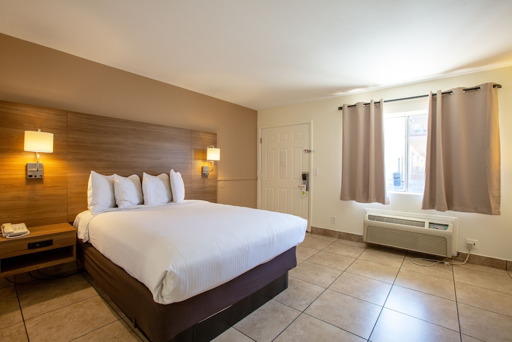 OASIS, QUEEN BED, ACCESSIBLE