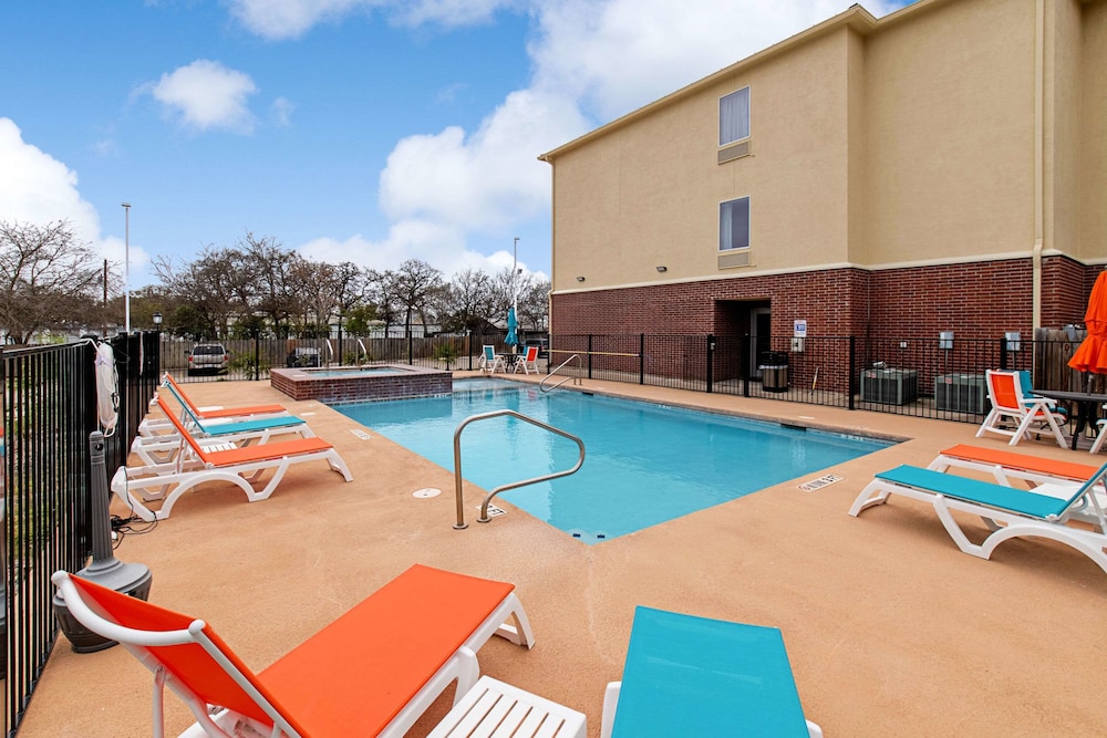 Comfort Inn & Suites Fredericksburg TX 16/30