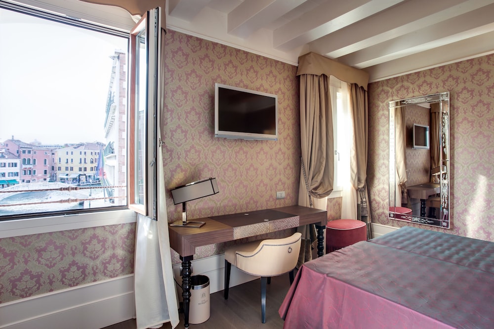 SUPERIOR, DOUBLE OR TWIN BED, CANAL VIEW