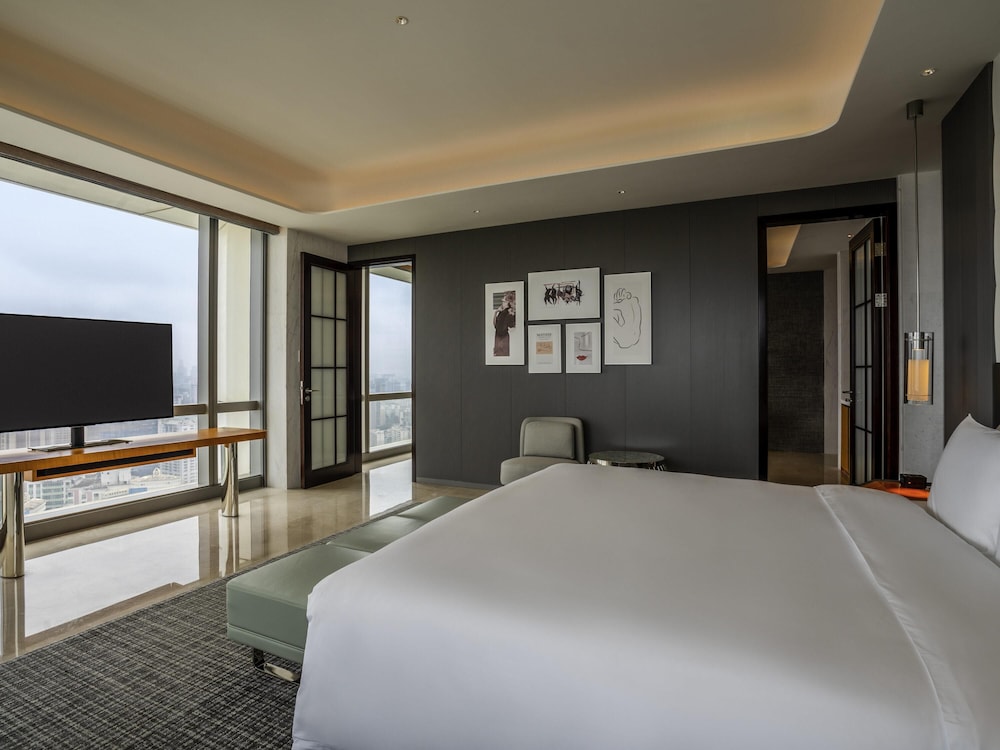 PRESTIGE, SUITE, KING BED, OCEAN VIEW