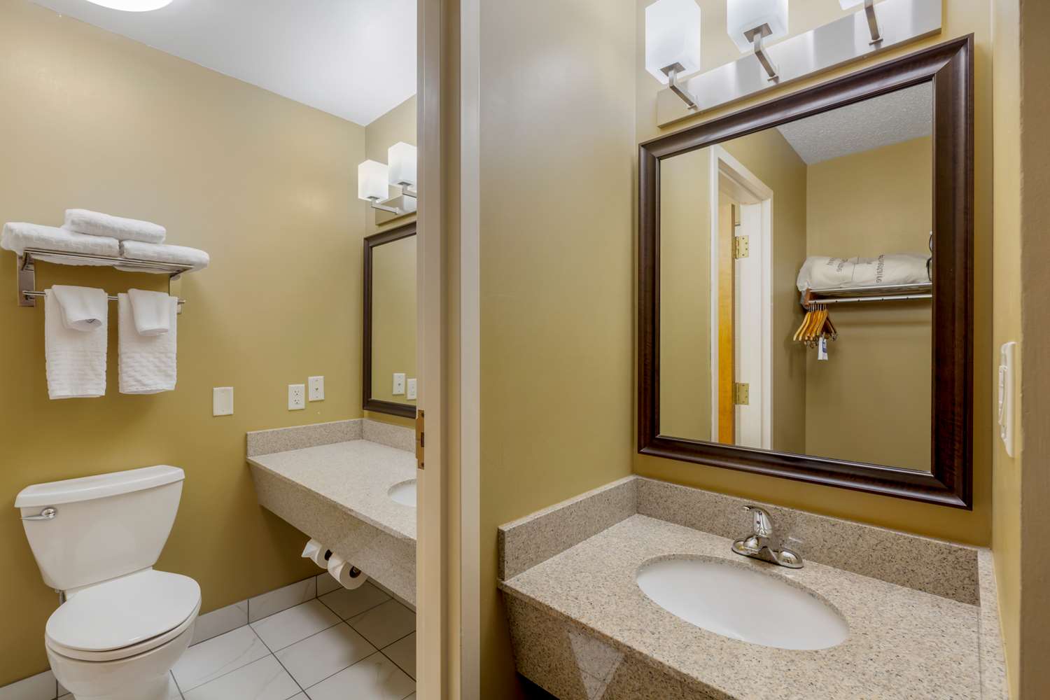 جناح بسريرين كوين مع أريكة، Best Western Falcon Plaza 2/2