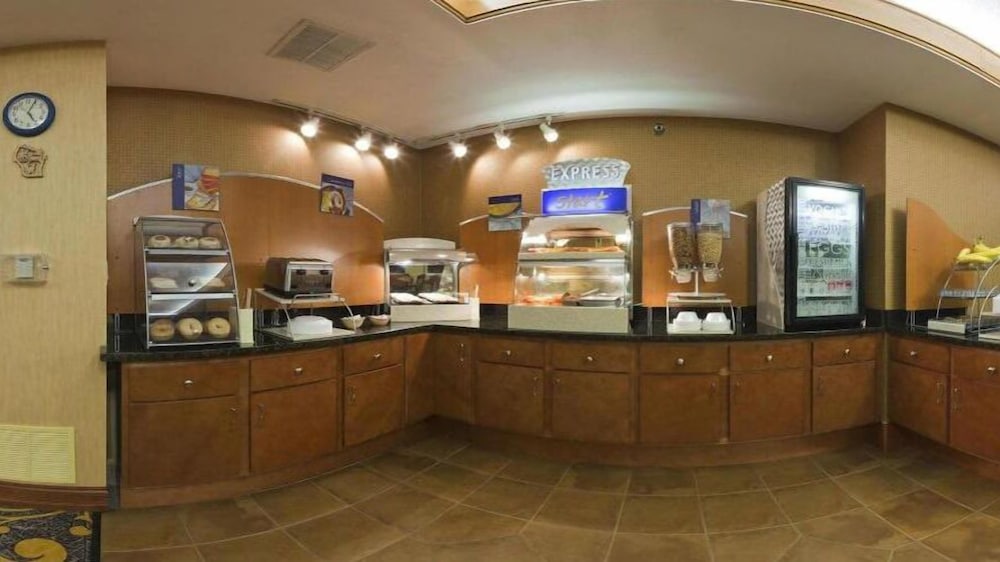 Holiday Inn Express Deforest Madison Area, an IHG Hotel 7/65