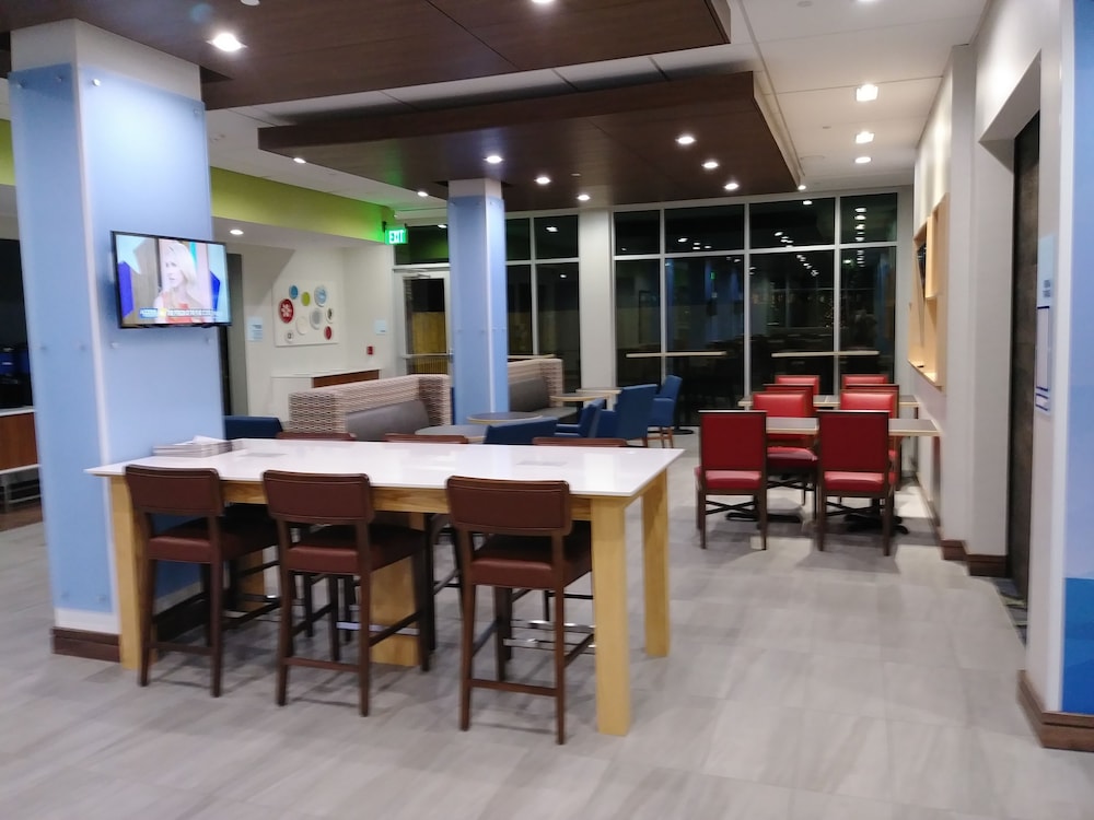 Holiday Inn Express and Suites Dallas Northeast Arboretum, an IHG Hotel 35/49