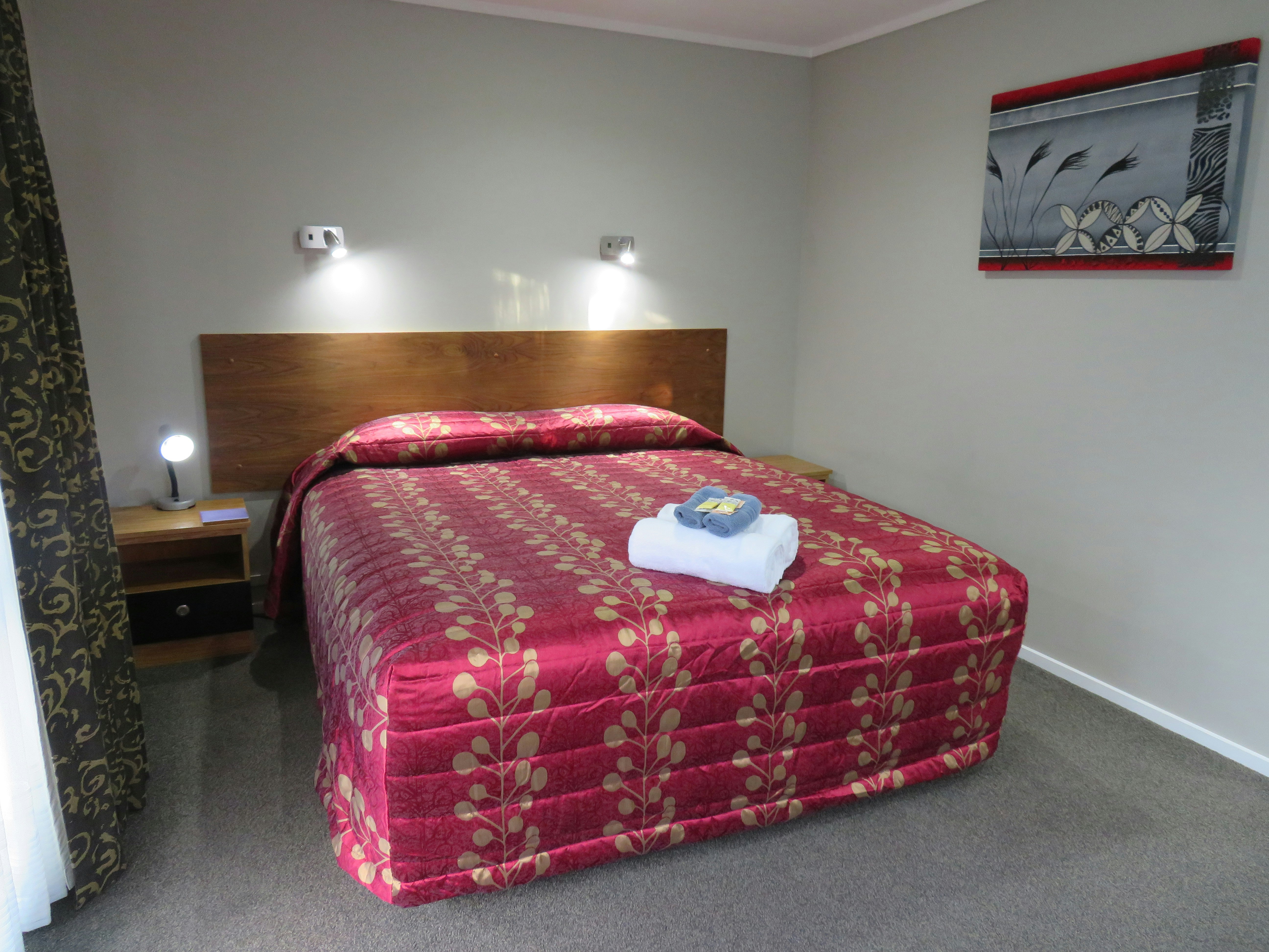 Commodore Court Motel 42/76