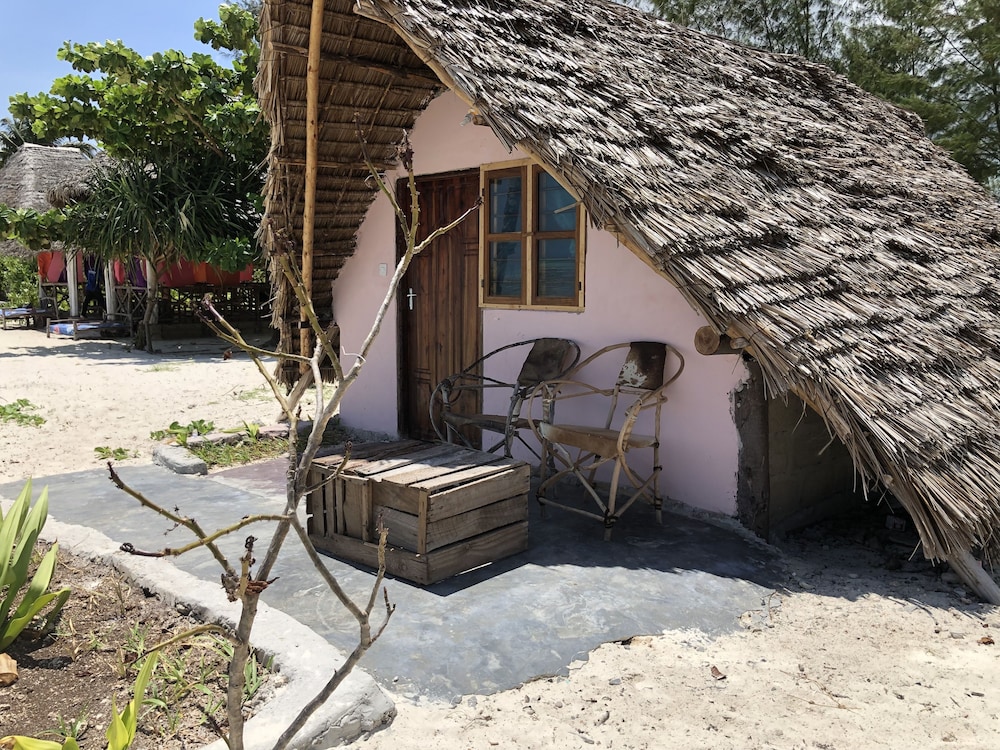 Blue Earth Beach Bungalows 67/72